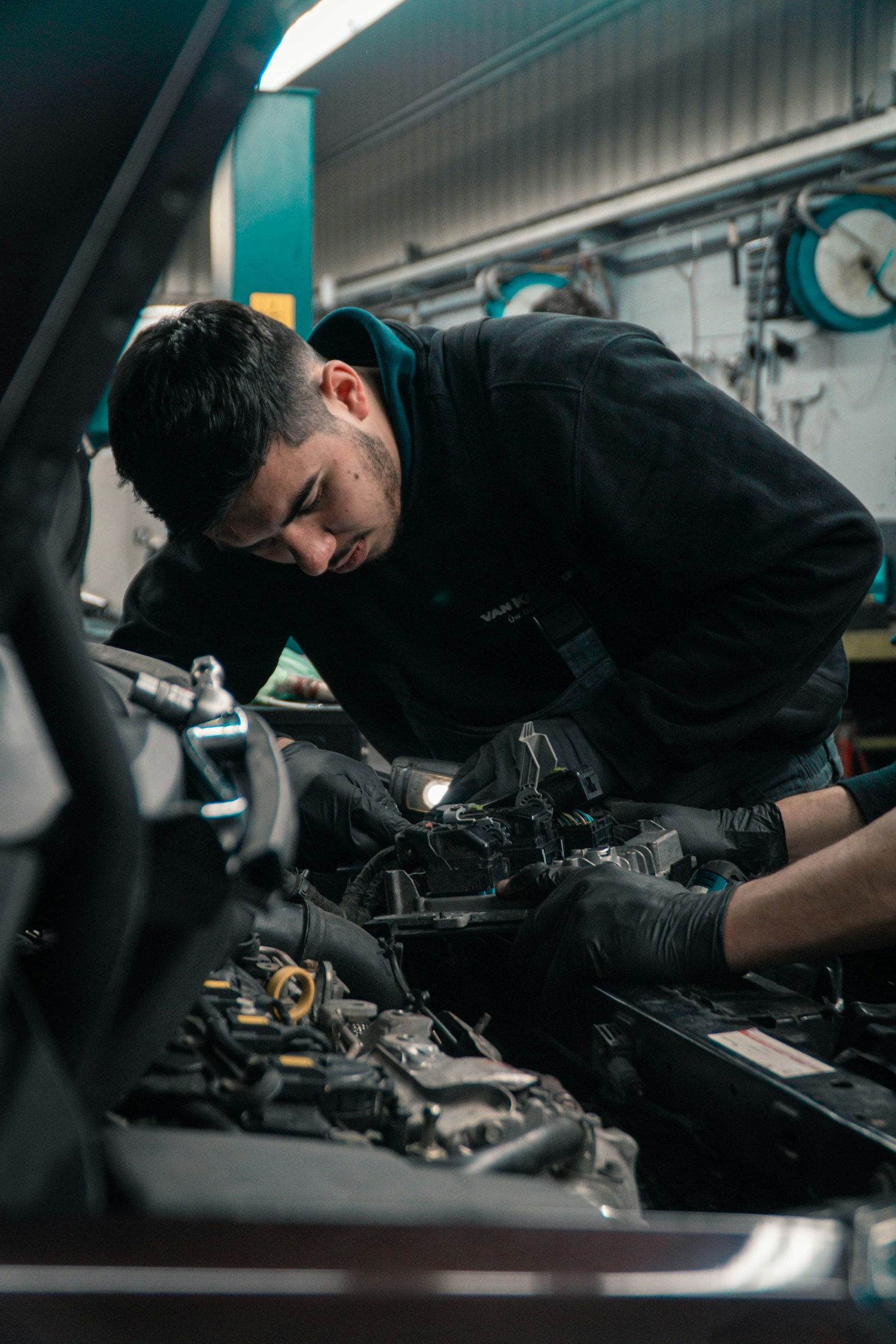 Mechaniker bei der Motorinspektion in der Werkstatt des Autocenter Storkow